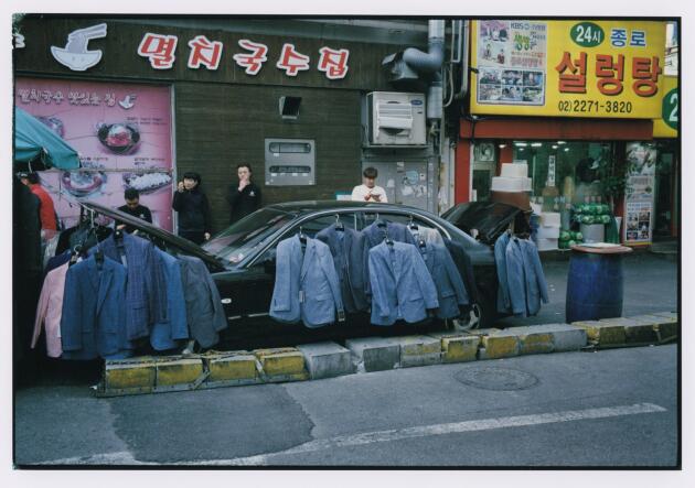 Vendeur de vêtements dans le quartier de Jongno.