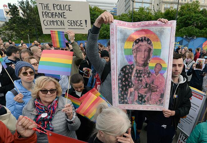 Des manifestants défilent en soutien à l’activiste Elzbieta Podlesna, interpellée le 6 mai par la police, après la diffusion d’une affiche montrant la Madone noire de Czestochowa – vénérée par les chrétiens catholiques et orthodoxes –, auréolée d’un arc-en-ciel, symbole de la communauté LGBT. A Varsovie le 7 mai 2019.