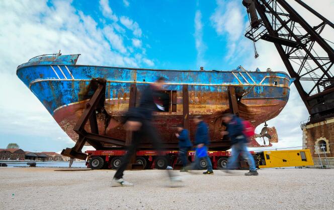« Barca nostra ». Cette épave, exposée par Christoph Büchel, a sombré le 18 avril 2015 avec des centaines de migrants à bord.