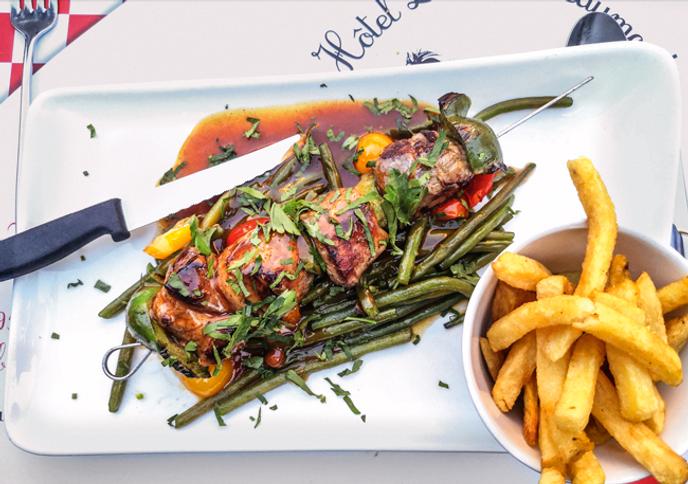 D'Lämmer Skewer, Rosa, net ganz gegrillt an hir Industriesauce.