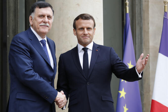 Emmanuel Macron accueille le premier ministre libyen, Faïez Sarraj, à l’Elysée, mercredi 8 mai.
