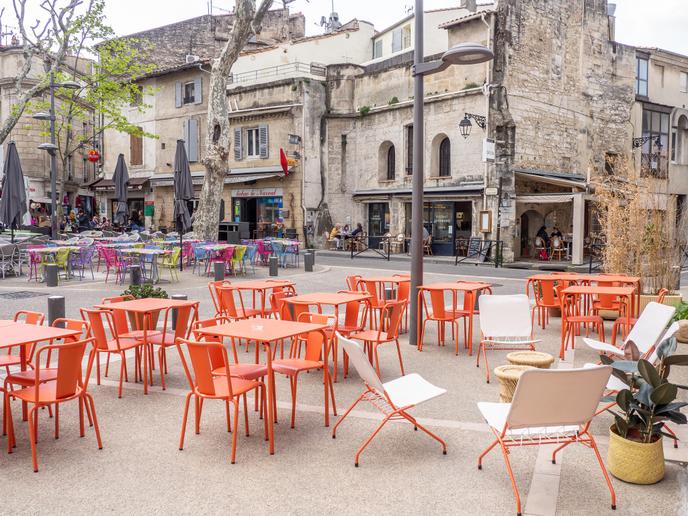 La terrasse de l'hôtel Le Voltaire, à Arles.