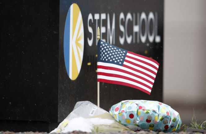 Un drapeau américain planté en hommage aux victimes de la fusillade survenue le 7 mai dans un lycée de la ville d’Highland Ranch dans le Colorado.