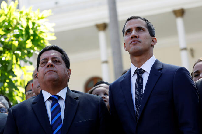 Edgar Zambrano, à gauche, arrêté le 8 mai, ici en compagnie de l’opposant au pouvoir Juan Guaido, le 5 janvier 2019 à Caracas.