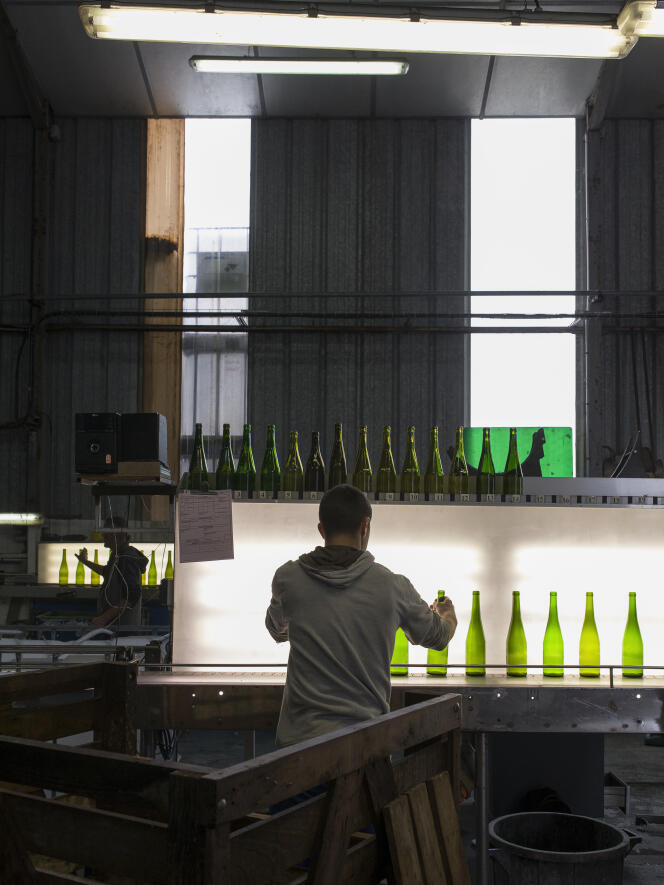 L'entreprise Boutin Service, à Clisson (Loire-Atlantique), possède une des dernières laveuses de bouteilles industrielles de France.