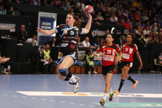 Laura Flippes sous le maillot du Metz Handball, en 2015
