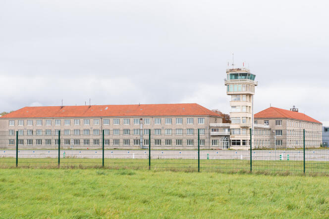 L’ancienne tour de contrôle de la base aérienne de Brétigny surplombe le site, ici en octobre 2017.