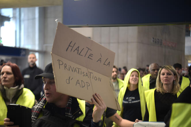 Un homme brandit un signe « halte à la privatisation d’ADP » lors d’une manifestation à Roissy-Charles-de-Gaulle le 9 mars.