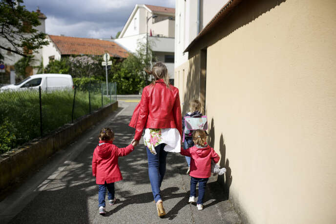 Christelle, 45 ans est la maman de deux filles : Maeva, 13 ans et Eve 7 ans, dont elle s’occupe seule. Elle exerce le métier d’assistante maternelle. Francheville (métropole de Lyon), le jeudi 2 Mai 2019.