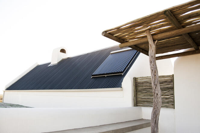 Des panneaux solaires de nouvelles génération sur le toit d’une maison.