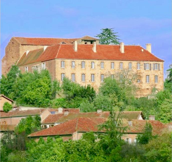 Le monastère de Saint-Mont, majestueux hôtel de caractère, à 30 km de Marciac et de son festival de jazz.