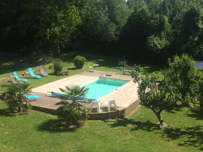 Le parc de la Laiterie de Fontpatour dispose d'une piscine.