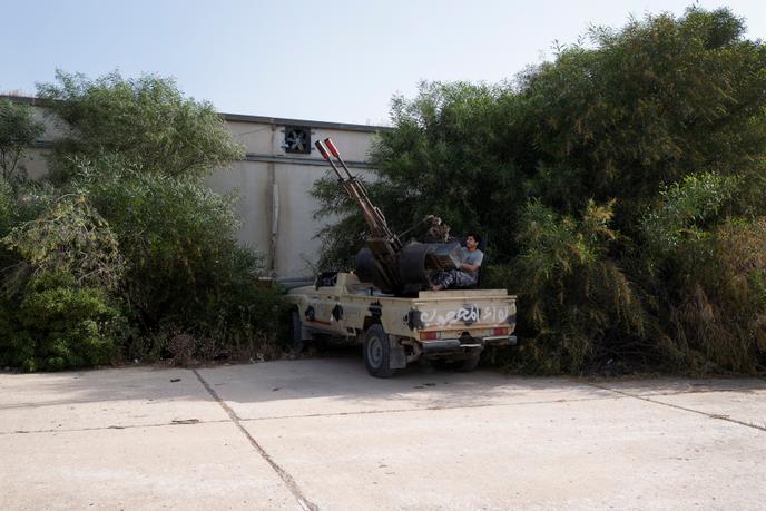 Une base de combattants issus de la milice Mahjoub des forces anti-Haftar, située dans le quartier de Salaheddine, au sud de Tripoli, le 26 avril. Ces hommes, originaires de Misrata, dans l’est de Tripoli, sont loyaux aux forces du gouvernement d’« accord national » (GAN), dirigé par Sarraj.