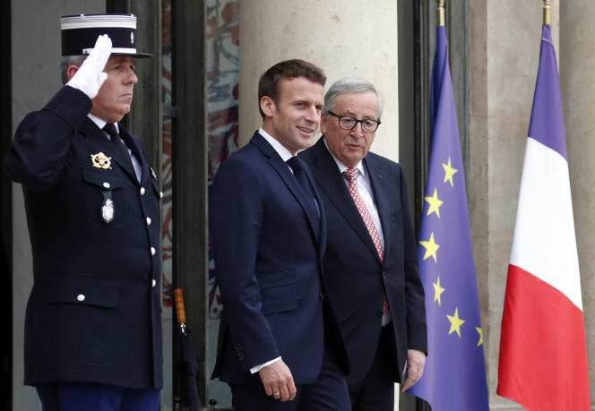 Le président Emmanuel Macron et le président de la Commission européenne, Jean-Claude Juncker, lors d’une rencontre au Palais de l’Elysée, le 10 mai.