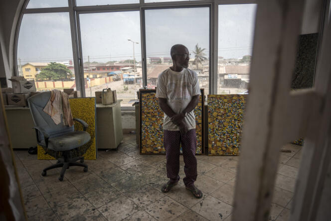 Le peintre ghanéen Ablade Glover dans son atelier de l’Artists Alliance Gallery, à Accra, le 11 décembre 2018.