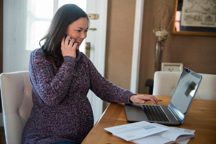 « Parmi les trente-sept salariées interrogées dans le cadre de l’enquête de l’Anact, seulement 10 % ont continué à travailler jusqu’à leur congé maternité, même si elles subissent une perte de revenus au bout de trois mois d’arrêt maladie. »