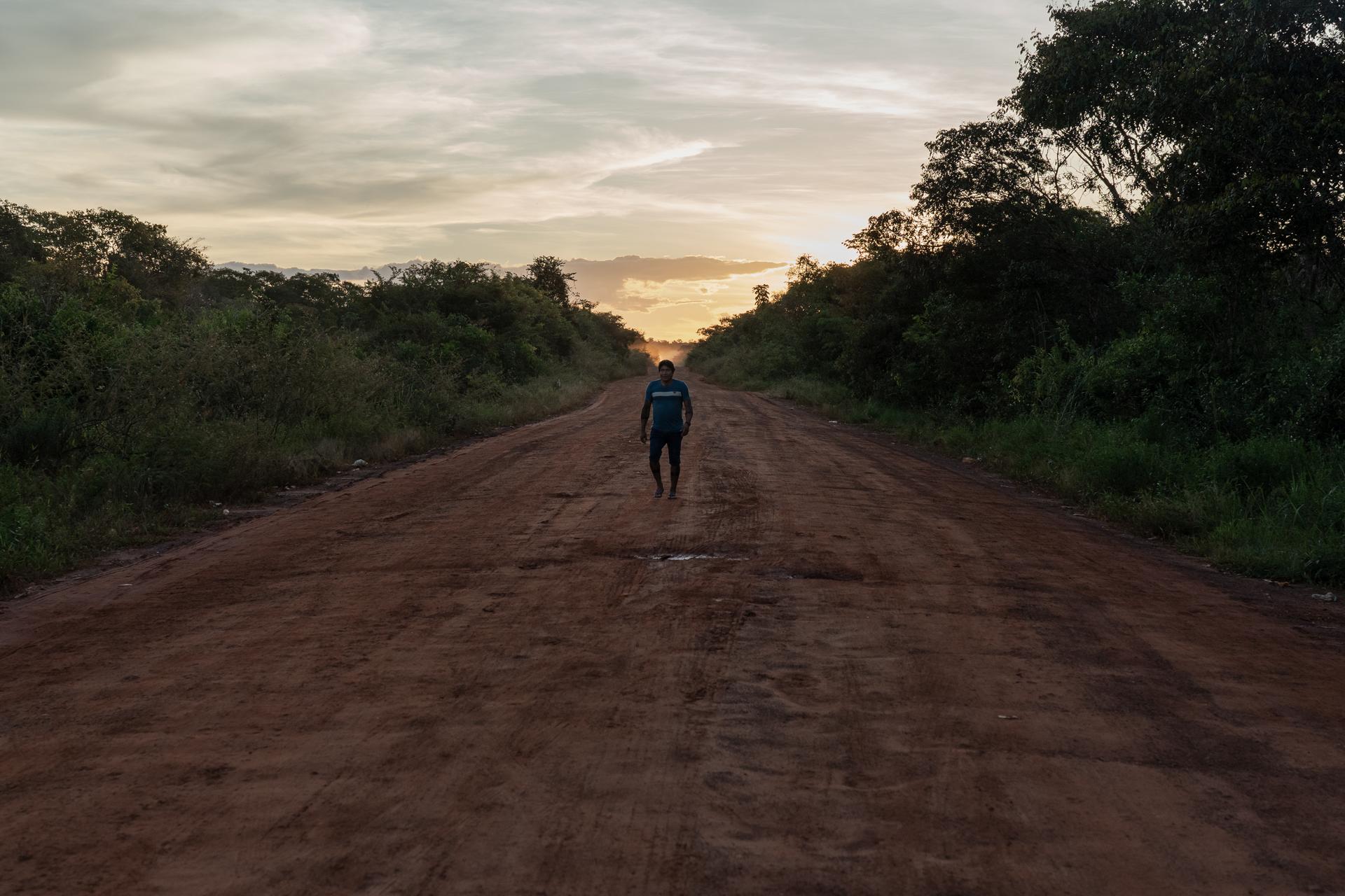 La voie rapide MT-322 traverse le territoire autochtone de Kayapo. Elle est utilisée par les agriculteurs pour transporter la production de soja et de maïs de la région.