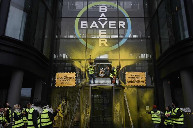Action des militants d’Attac devant le siège de Bayer, à La Garenne-Colombes, le 14 mars. Le groupe allemand a présenté, dimanche 12 mai, ses excuses après les révélations d’un fichage présumé illégal pour le compte de sa filiale Monsanto de centaines de personnalités.
