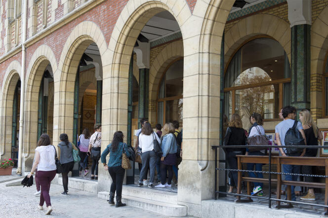 L’Institut catholique de Paris, rue d’Assas, a le statut d’établissement privé d’enseignement supérieur d’intérêt général.