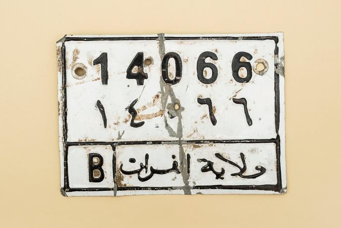 Plaque d’immatriculation du « califat » de l’EI, ramassée  à Deir ez-Zor, dans l’est de la Syrie, en avril.