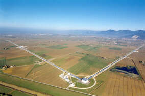 Le détecteur Virgo, en Italie, et ses deux bras de 3 kilomètres chacun. The Virgo Collaboration