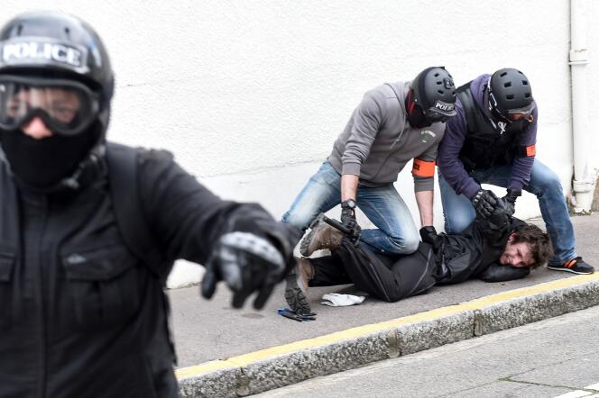 Interpellation par la police d’un manifestant, lors de la 26e journée d’action des « gilets jaunes », à Nantes, samedi 11 mai.