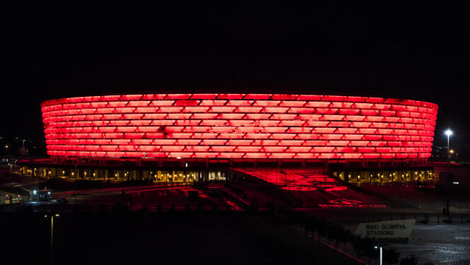 Le stade olympique de Bakou, illuminé en rouge, en 2018.