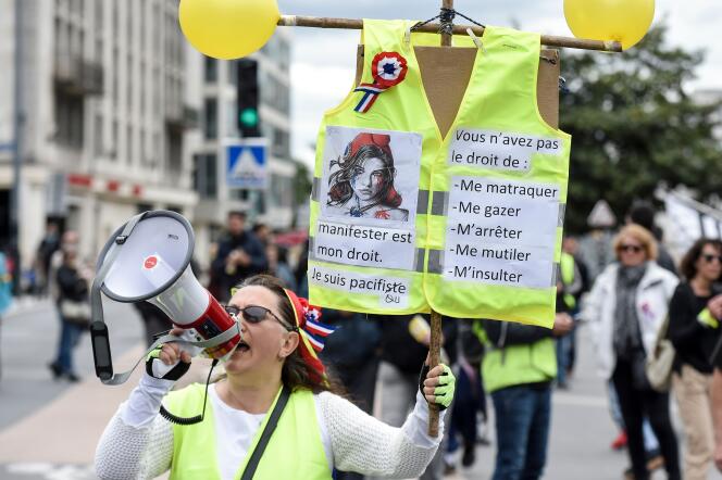 Une femme brandit une pancarte «  manifester est mon droit  », le 11 mai 2019 à Nantes.