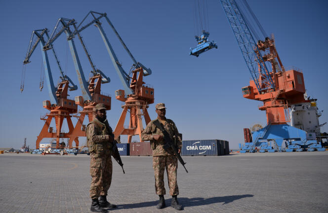 Le 13 novembre 2016, des soldats pakistanais montaient la garde près d’un navire transportant des conteneurs au port de Gwadar, à quelque 700 km à l’ouest de Karachi, pendant la cérémonie d’ouverture d’un programme commercial entre le Pakistan et la Chine.