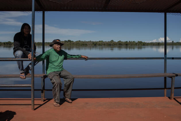 Sur le bac qui relie les deux rives du rio Xingu. Les revenus de l’exploitation de ce mode de transport reviennent aux Kayapo.