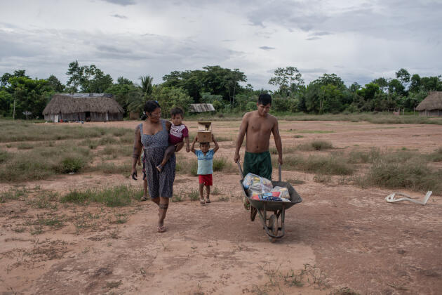 Une fois par mois, les familles du village reçoivent des produits alimentaires, obtenus grâce aux gains perçus par l’exploitation du bac sur la rivière.