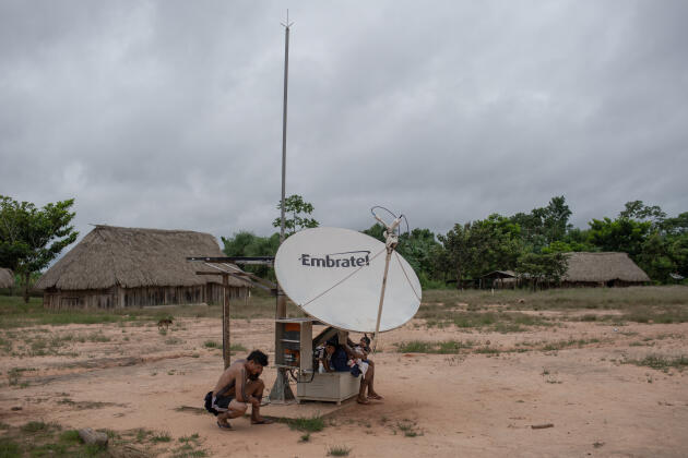 Le poste téléphone satellitaire et solaire d’Embratel au milieu du village.