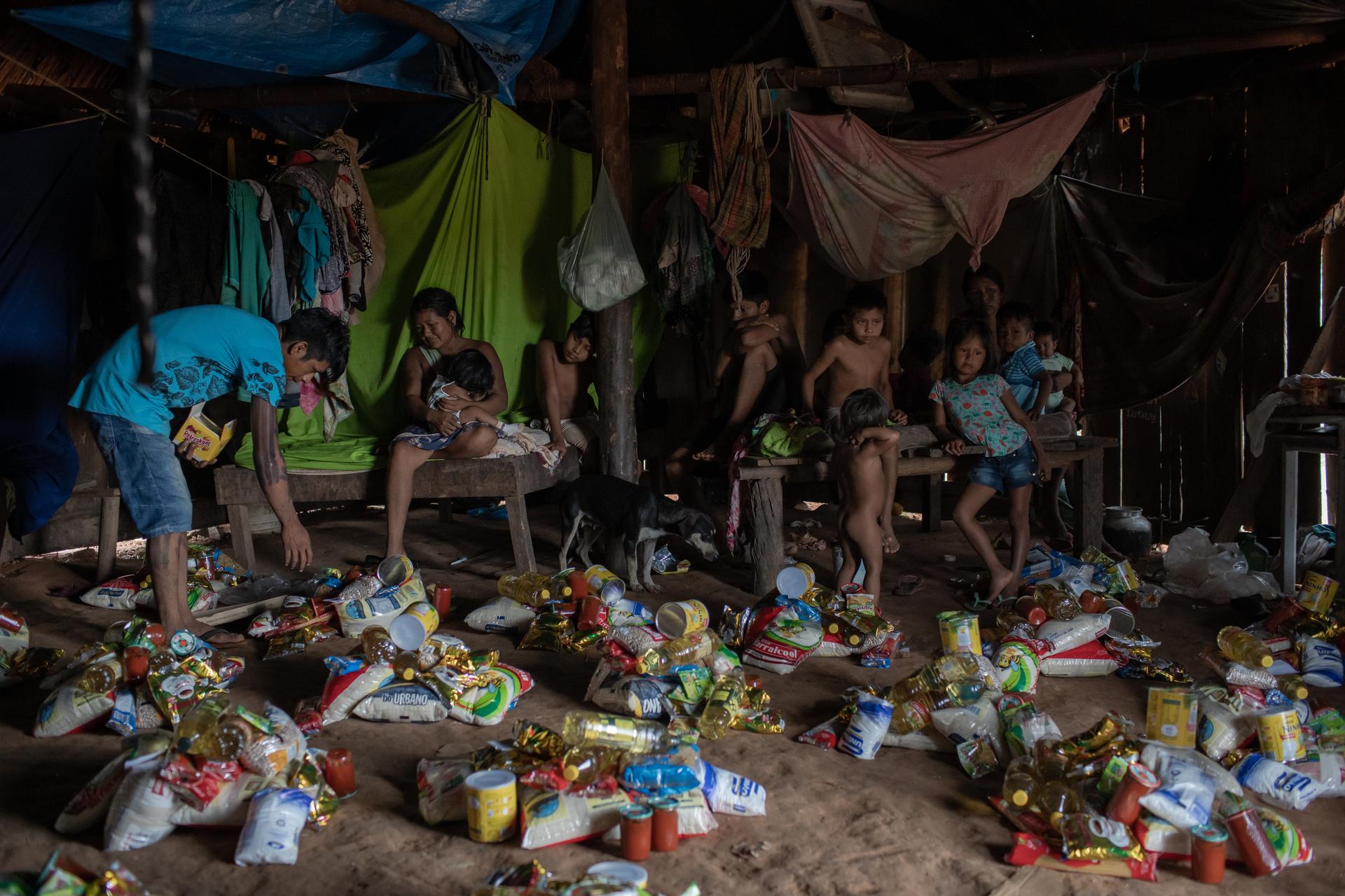 Le partage des produits manufacturés aux villageois de Metuktire. Pour l’anthropologue Patrick Menget, spécialiste de la région de Xingu au Brésil, « les populations indigènes sont attirées par le sucré, car dans leur culture l’alimentaion naturelle l’est peu. Ils ont nombreux à devenir diabéto-dépendants suite à une forme de rupture de la diète traditionnelle. »