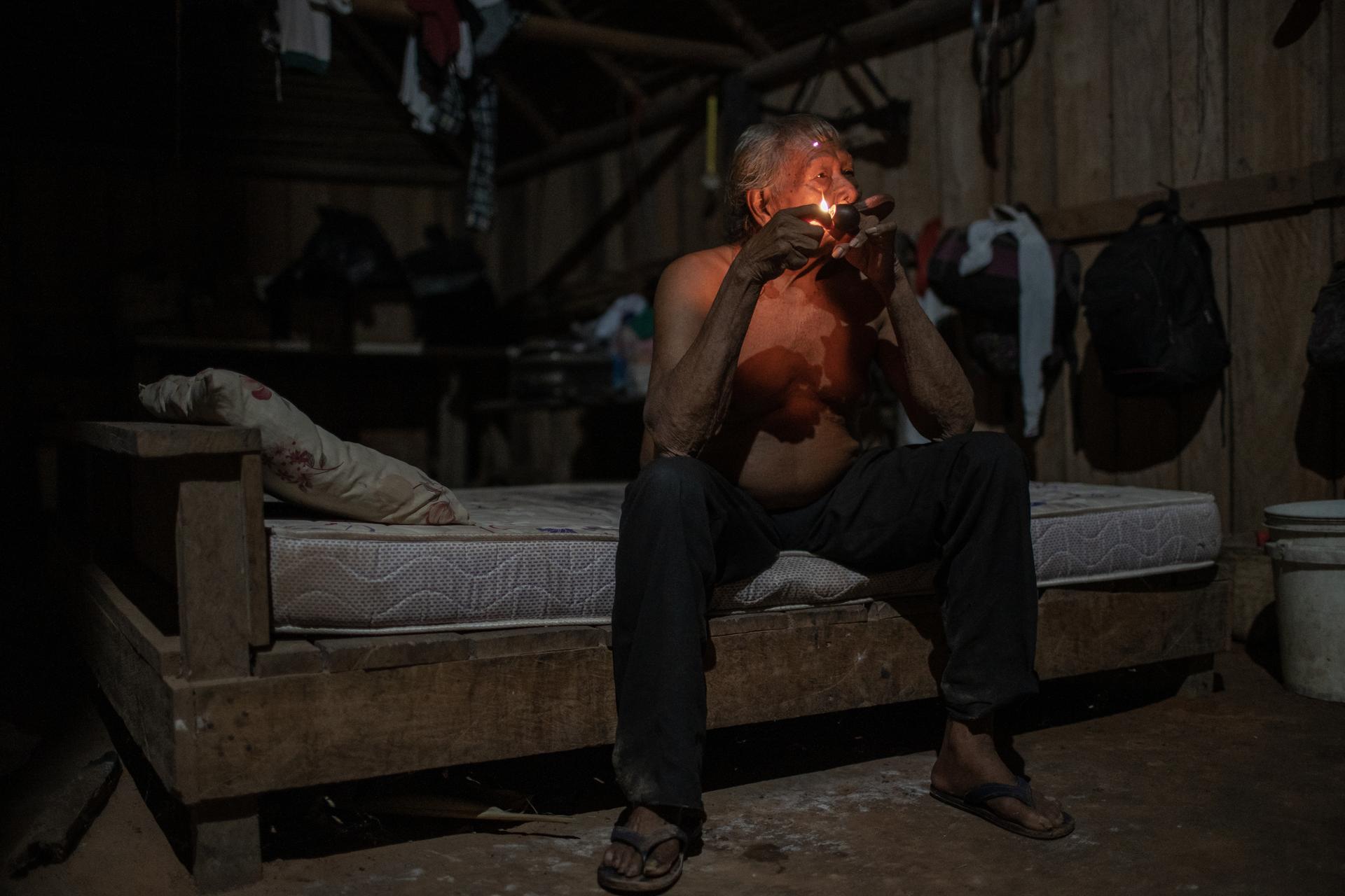 Le chef Raoni Metuktire se dit préoccupé par les jeunes générations. « Les jeunes Indiens s’éloignent de leur culture, ils ne veulent plus vivre comme les anciens, ils veulent leur téléphone, boire et dépenser l’argent », lâche-t-il.