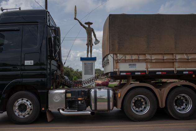 A Peixoto de Azevedo, une statue en hommage aux chercheurs d’or. Dans les années 1980, la ville comptait 813 maisons closes.