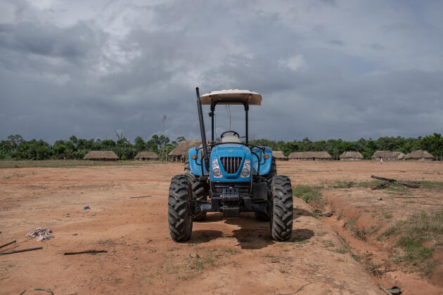 Un tracteur, encore flambant neuf, pour aider la communauté dans ses activités agraires.
