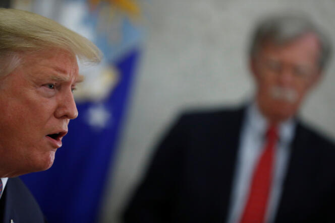 Donald Trump avec, en arrière-plan, son conseiller à la sécurité nationale, John Bolton, à Washington, en mai 2019.