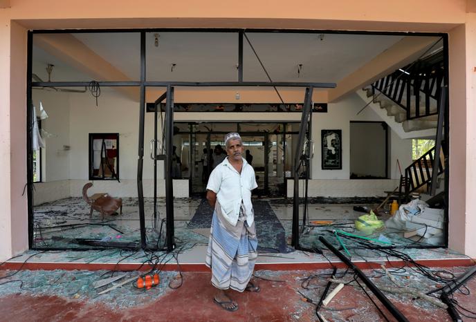 Un musulman devant une mosquée de Kiniyama, au Sri Lanka, le 13 mai 2019.