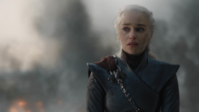 Photo rare d’Emilia Clarke découvrant le script de la saison 8 de « Game of Thrones ».