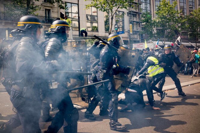 Des CRS interpellent des manifestants, à Paris, le 1er mai.