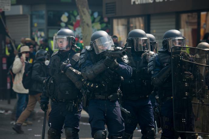 Des CRS lors de la manifestation des « gilets jaunes », à Paris, le 1er mai.