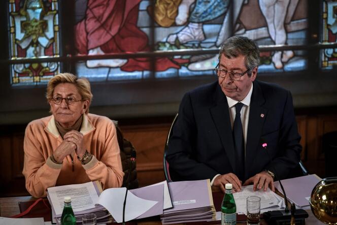 Les époux Balkany, lors d’un conseil municipal à Levallois-Perret, le 15 avril.