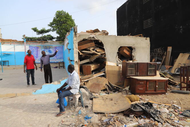 Le pasteur Emmanuel Elicha montre l’ampleur des dégâts à un voisin dans le quartier Inch’Allah à Koumassi détruit par les bulldozers fin avril 2019.