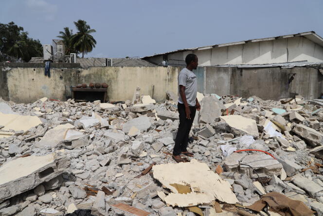 Moribé Doumbia, sur les décombres de son ancien atelier de meubles détruit par les bulldozers fin avril, à Yopougon (Côte d’Ivoire).