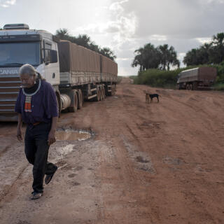 Marcelândia, Mato Grosso, Brazil, 20 April 2019:
Raoni Metuktire, chieftain Kayapó during the trip. Small trades along the MT-322 highway to meet travelers, mostly truckers. The report of Le Monde accompanied a trip of Raoni Metuktire, starting from the urban center of the city of Peixoto de Azevedo to the Metuktire village on the banks of the Xingu River.
Photo: Avener Prado