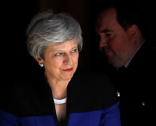 Theresa May, la première ministre britannique, à Downing Street, à Londres, le 14 mai.