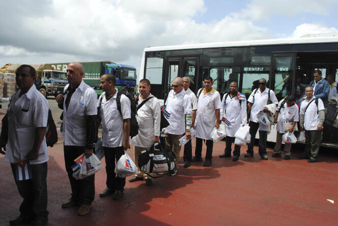 Du personnel médical cubain, lors d’une mission au Liberia, à Monrovia, en octobre 2014.