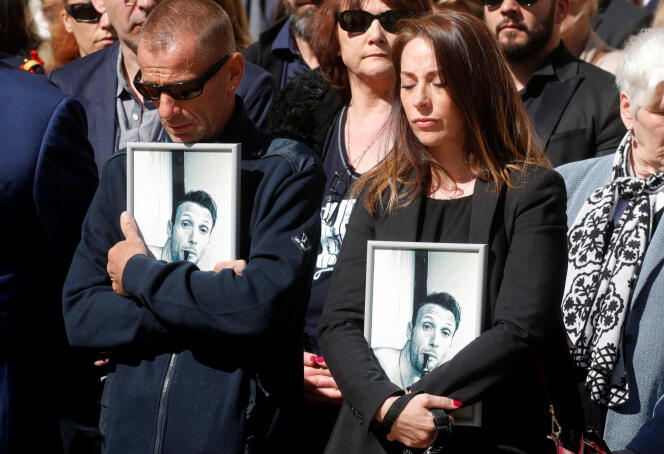 Les familles des militaires tués, dans la cour des Invalides, le 14 mai.