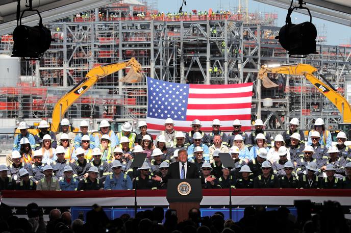 Donald Trump, lors de l’inauguration d’une usine de gaz naturel liquéfié, à Hackberry, en Louisiane, le 14 mai.
