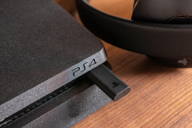 Un casque sans fil occupe un des deux ports USB de la PS4, ce qui peut être problématique si vous avez d’autres appareils à brancher, comme un câble de chargeur ou un casque de réalité virtuelle PSVR.